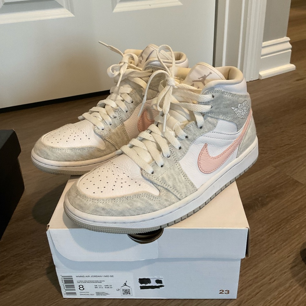 Grey/pink women’s Jordan size 8